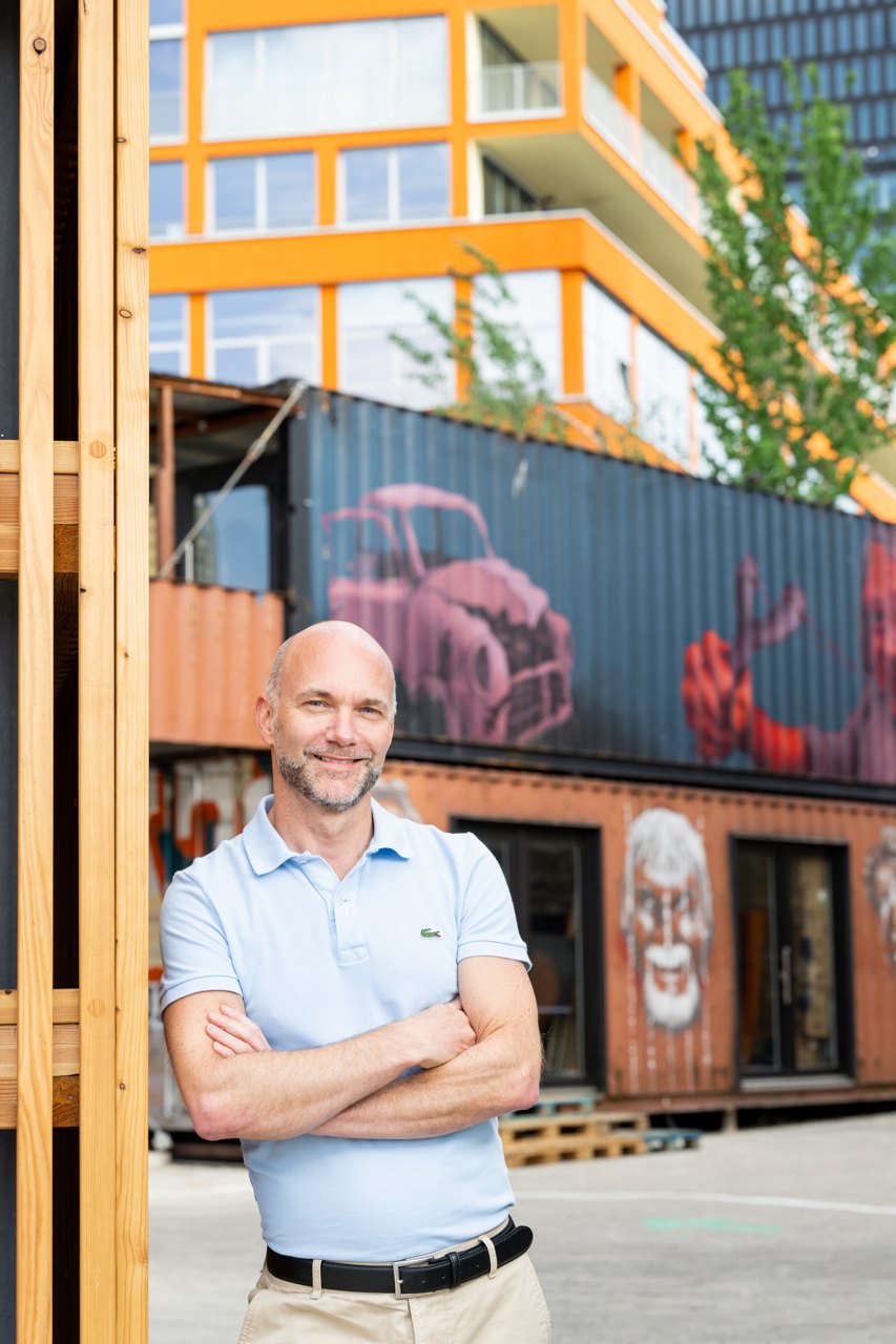 Martin Stiffel vor einem Container-Büro in München